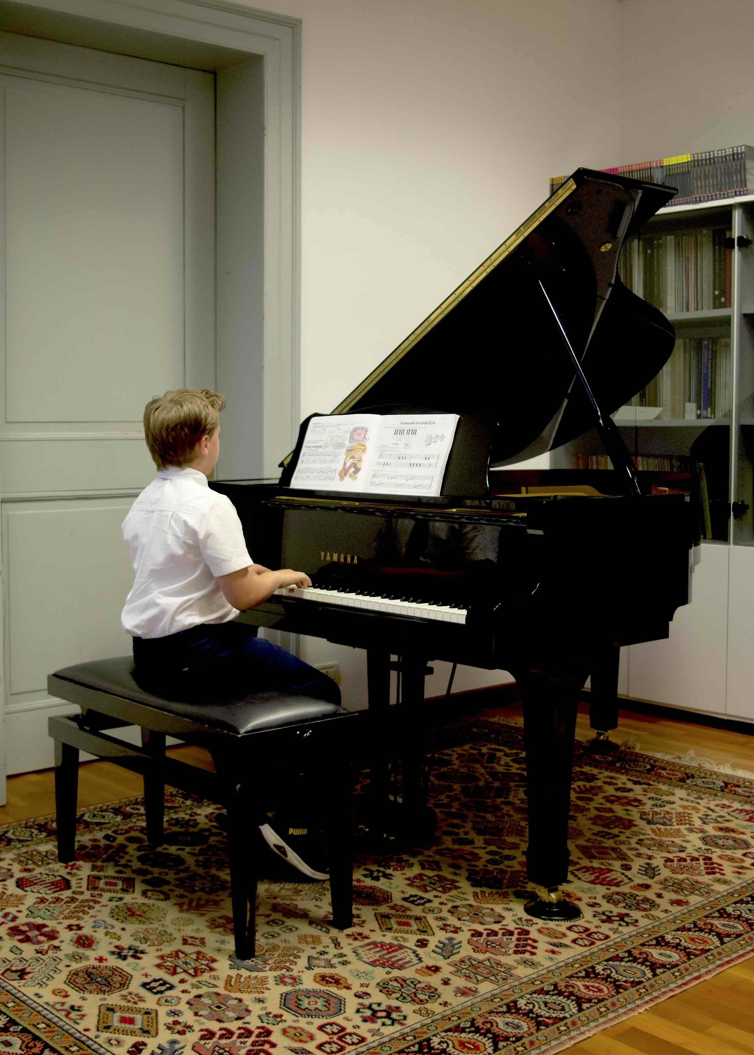 ragazzo al pianoforte